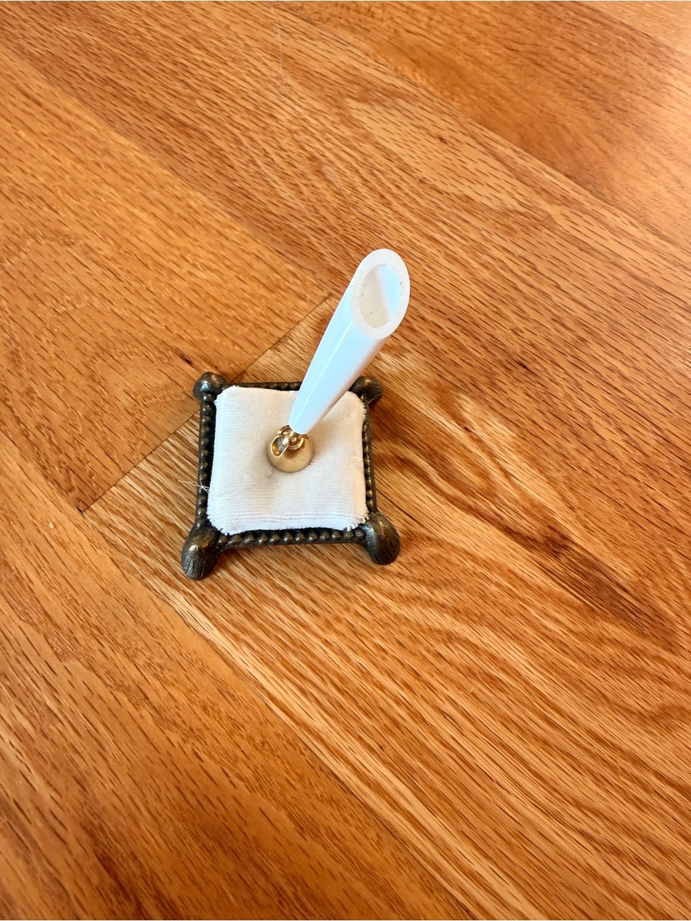 90s statement pen display holder